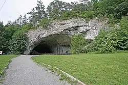 Vstupní portál jeskyně Kůlna