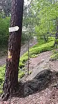 Turistický ukazatel k jeskyni
