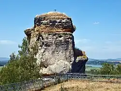 Hrad Jestřebí, v pozadí Novozámecký rybník