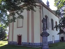 Jestřebí kostel a socha.JPG