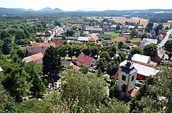 Vyhlídka z jestřebského hradu na obec