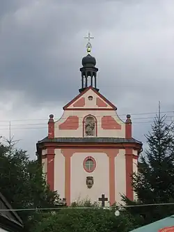Pohled na čelo kostela svatého Jana Nepomuckého