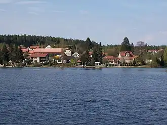 Pohled na Jevany přes Jevanský rybník