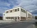 Budova a část mostu