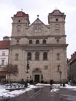 Na tomto místě stál od konce 14. století košický Královský dům. V roce 1671 ho zbourali a na jeho místě postavili Univerzitní kostel