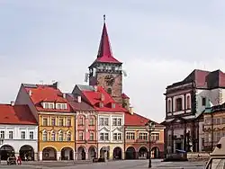Valdštejnovo náměstí – vpravo ne zcela dostavěný biskupský kostel sv. Jakuba a zcela vpravo část průčelí později přestavěného vévodského paláce