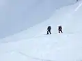 Skialpinisté stoupají k Rojacherhütte