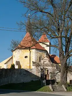 Farní kostel Nanebevzetí Panny Marie v Jiníně.