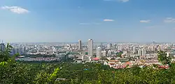 Panorama města Ťi-nan v provincii Šan-tung