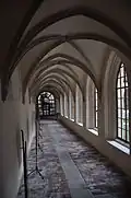 Jindřichův-Hradec-klášter-minoritů--chodba2013.jpg