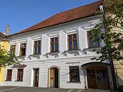 Jindřichův Hradec II-Pražské Předměstí - čp. 2 na Masarykově náměstí (1).jpg