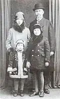 Jindřich Veselý s rodinou: manželka Blažena, dcera Blažena a syn Jindřich (asi 1930).