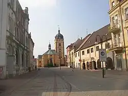 Průhled Kostelní ulicí na Městskou věž a kostel sv. Jiljí.