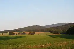 Pohled na Měděnec, v pozadí hora Smrk