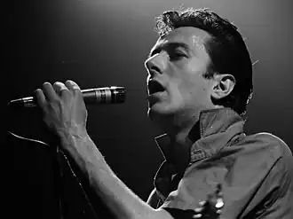 Joe Strummer na koncertě Clash v Tower Theatre v Upper Darby v Pensylvánii, 1980