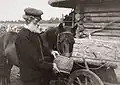 Muhulane krmí koně (1913)