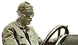 John Walter Christie v závodním voze vlastní konstrukce (cca 1915)