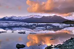 Jökulsárlón, ledovcové jezero na Islandu. Napravo je ústí ledovce Vatnajökull.