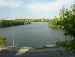 Pohled na vodní nádrž od hráze
