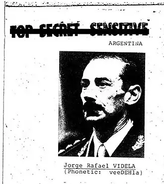 Obrázek Jorgeho Rafaela Videly ve spise vlády USA