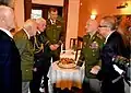 Josef Bečvář s československými válečnými veterány z 2. světové války
