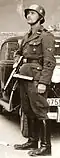 Příslušník SS Josef Blösche s MP 18 během potírání povstání ve varšavském ghettu (1943)