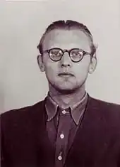 J. Charvát na fotografii pocházející z protokolu o zatčení (viz dole).