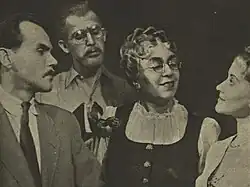 Scéna ze hry O. Neumanna Dina Müllheimová. Na snímku J. Chvalina, V. Fišar, S. Májová a L. Píchová