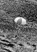 Joseph Kittinger přistává na padáku