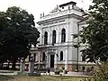 Budova střední školy Jovana Jovanovice Zmaje v Novém Sadu před rekonstrukcí v roce 2016.