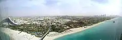 Panoramatický pohled na pláž Jumeirah z hotelu Burdž al-Arab (vlevo Jumeirah Beach Hotel a Wild Wadi Water Park (2008)