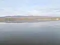 Pohled na pohoří přes hladinu jezera u Kőszegfalvy