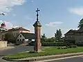 Kříž u silnice v obci