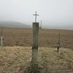 Kříž na vrcholu stoupání mezi Olešnou a Strměchy u hlavní silnice (Q38048019) 02.jpg