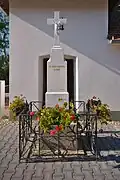 Kříž před zvoničkou