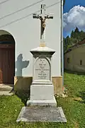 Kříž před kaplí