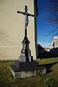 Kříž před kostelem