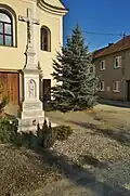 Kříž před kostelem