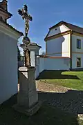 Kříž před kostelem