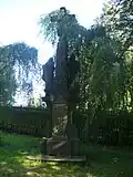 Kříž před kostelem sv. Jana Nepomuckého ve Skuhrově (Česká Třebová).jpg