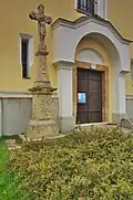 Kříž u kostela kamenný