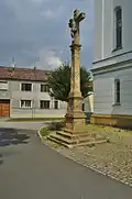 Kříž před kostelem svatých Petra a Pavla