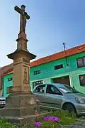Kříž před zvonicí