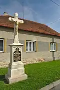 Kříž u hlavní silnice