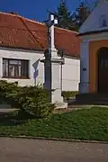 Kříž před kaplí