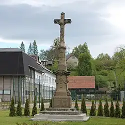 Kříž_u_kostela.JPG