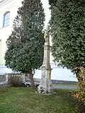 kříž u kostela