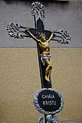 Detail horní části kříže