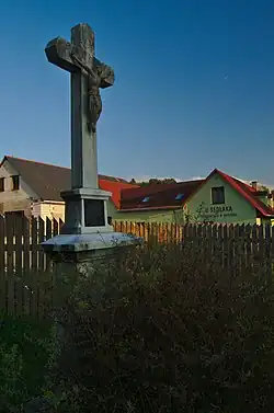 Kříž uprostřed obce Ošíkov