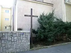Kříž před kostelem